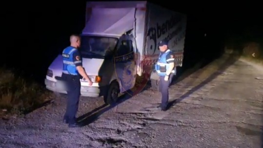 Nga Tepelena vidhnin kamionçina në Lushnjë, në pranga 2 të rinj, njëri prej tyre ishte në arrest shtëpie