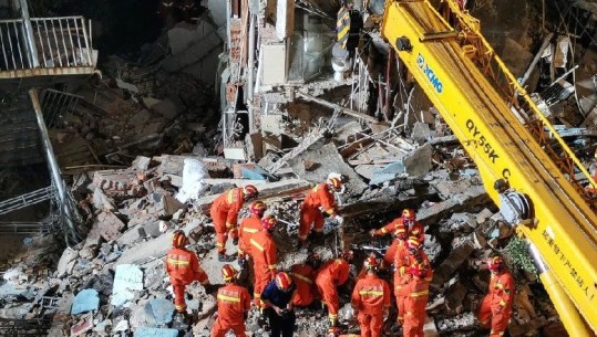 Pronari shtoi një kat dhe ndryshoi strukturën, shembet hoteli në Kinë dhe humbin jetën 17 persona, vetëm 6 të mbijetuar 