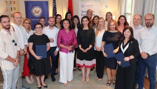 Ambasadorja Kim dhe ministrja Kushi motivojnë studentët: Kontribuoni në fuqizimin e Shqipërisë