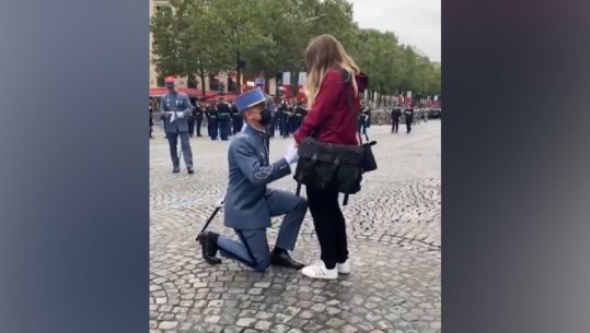 Pak para paradës së festës kombëtare të Francës, ushtari ulet në gjunjë dhe propozon të dashurën, momenti i veçantë bëhet viral, Macron: Urime 
