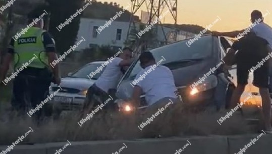 Aksident në autostradën Tiranë -Durrës, një nga makinat del nga rruga, përfundon mbi trafik ndarësen