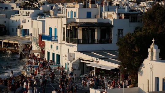 S'ka festa të çmendura! Në kulmin e sezonit turistik Mykonos futet në karantinë për 9 ditë! Kush thyen masat deri në 200 mijë euro gjobë