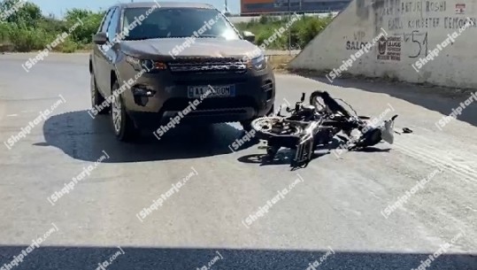 'Range Rover-i' futet kundravajtje në rreth rrotullim, përplas motorin dhe plagos rëndë motoristin