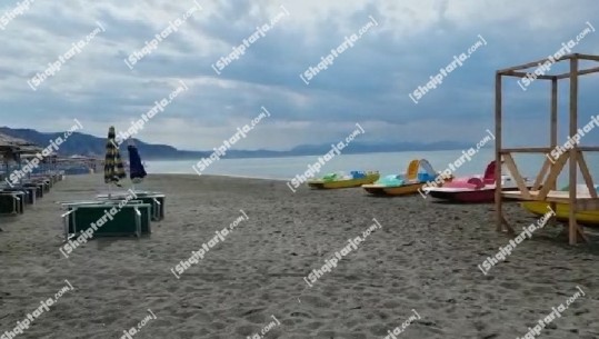 'Liqeni i ftohtë' boshatis plazhin e Velipojës, nuk ka pushues, pronarët e hoteleve mbyllin shezlongët (VIDEOLAJM)