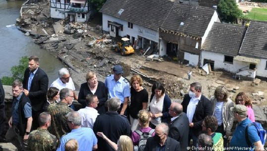 180 të vdekur nga përmbytjet, kancelarja Angela Merkel mbërrin në zonat e shkatërruara nga përmbytjet