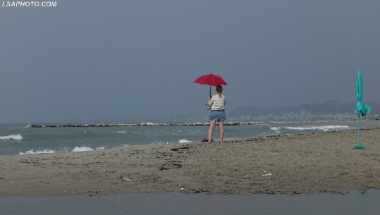 ‘Shi në plazh’ qytetarët nuk braktisin bregdetin, momentet ‘pikante’ sot në bregdetin e Adriatikut