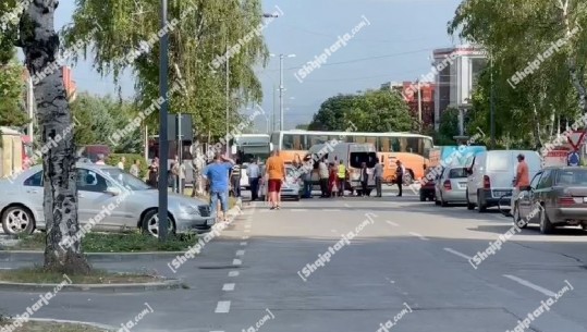 Makina përplas këmbësorin në Korçë, i riu niset drejt urgjencës (VIDEO)