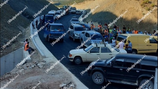 Bllokuan rrugën për disa orë, banorët e Senicës marrin premtimin nga firma për ndërtimin e rrugës së fshatit të tyre! Rinisin punimet në rrugën Kardhiq-Delvinë