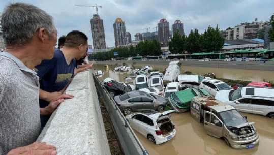 Vijojnë përmbytjet në Kinë, shkon në 33 numri i viktimave