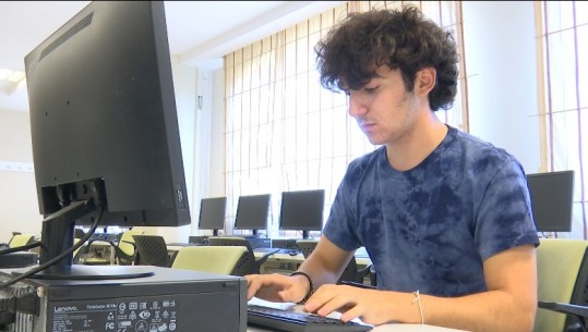  Eric Pengili, 17-vjeçari mjeshtër i shkencave kompjuterike që u mëson shqiptarëve kodimin (VIDEO)