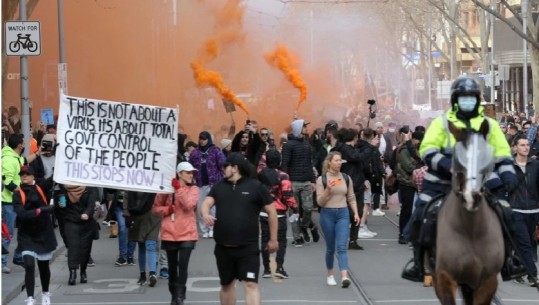 Mijëra qytetarë australianë protestojnë kundër shtrëngimit të masave anti-COVID