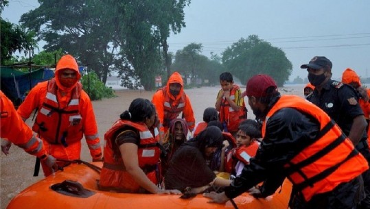 Përmbytjet në Indi, mbi 100 viktima dhe të paktën 90 mijë të zhvendosur nga shtëpitë 