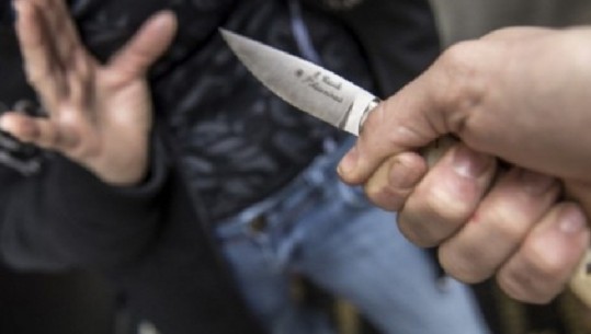 Sherr mes dy të rinjve me thika, plagoset 19-vjeçari në Durrës, policia në kërkim të autorit 