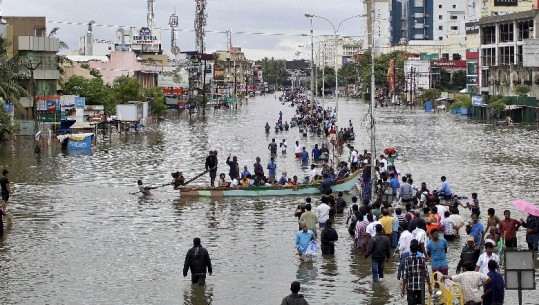 Më shumë se 100 viktima nga përmbytjet në Indi dhe mijëra të evakuuar