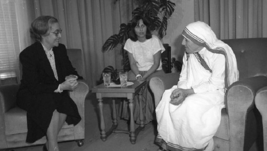 'Më jepni një shtëpi, ta hap për bamirësi', çfarë i kërkoi Nënë Tereza Nexhmije Hoxhës në pritjen që ajo i bëri! Ramiz Alia: Ne nuk ju japim dot Çmimin Nobel