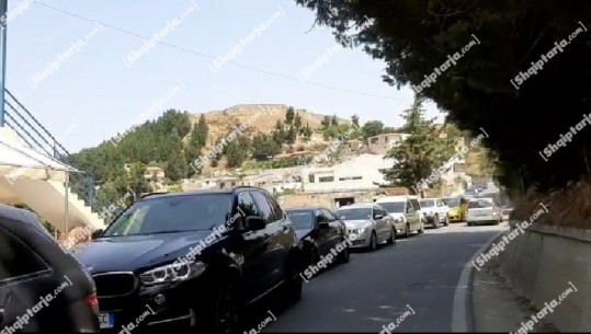 Qytetarët i drejtohen jugut këtë fundjavë, trafik i rënduar në hyrje të Vlorës, radha e makinave deri në 5 km