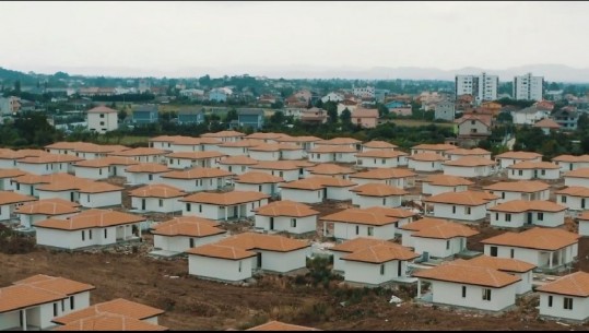 Rama poston videon nga kantieri i lagjes 'Rilindja' në Fushë Krujë: Punimet në fazat finale për banesat individuale! Për Krishtlindje përfundojnë edhe pallatet