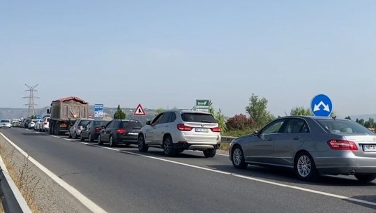 Qytetarët i drejtohen plazhit, trafik i rënduar në Lezhë