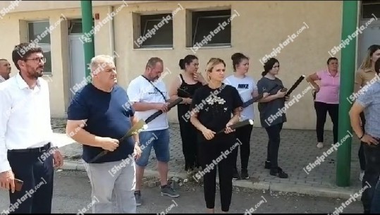 Pritet ardhja e 10 viktimave nga Kroacia, familjarët dhe vullnetarët presin me lule në duar në kufirin mes Kosovës dhe Shqipërisë