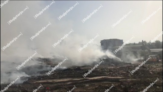 Zjarri në landfillin e Fierit, situata ende problematike, qyteti i 'pushtuar' nga tymi i zi! Banori: Ndotja shumë e madhe, ditën mundohemi mos të rrimë në shtëpi