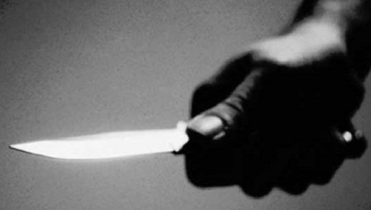 Kërcënoi të birin me thikë, policia e Devollit arreston 71-vjeçarin, 3 ditë më parë i ishte caktuar masa ‘detyrim paraqitje’ për dhunë në familje