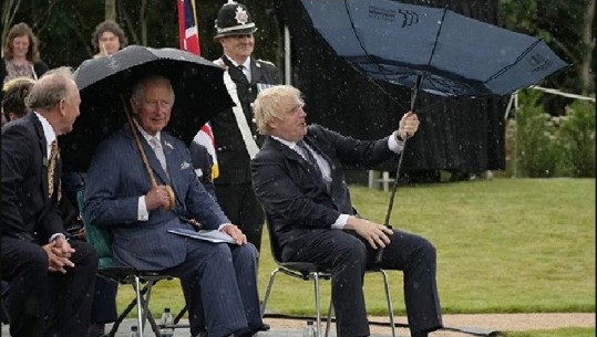 Boris Johnson s’i ‘bindet’ çadra, momenti që i ‘shkriu' së qeshuri në përkujtimoren për oficerët e policisë
