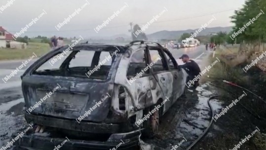 Digjet një makinë në ecje në Korçë, shpëtojnë pa u lënduar shoferi dhe dy pasagjerët