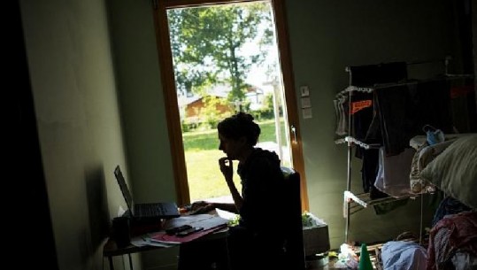 Sondazhi: Shumica e punëtorëve duan të vazhdojnë të punojnë nga shtëpia edhe pas pandemisë