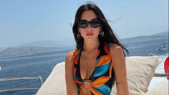 Dua Lipa nuk i ndahet jugut të Shqipërisë, publikon videon me të dashurin duke u hedhur në det, flet edhe shqip