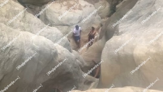 Turistët e huaj mbesin të bllokuar në Kanionet e Gjipesë, njëri prej tyre dëmton këmbën! Patrulla e policisë ndërhyn për t'i shpëtuar
