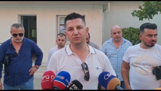 Përfaqësuesit e bizneseve në Vlorë përpara komisariatit të policisë, kërkojnë ndryshimin e masave anti-COVID: Të zgjatet orari i muzikës deri në mesnatë
