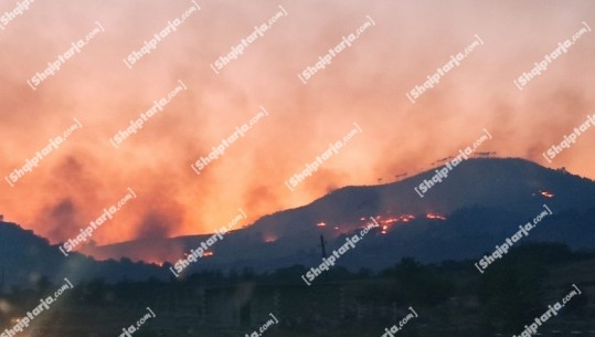 Zjarri në Përmet, digjen 23 hektarë kullota e pyje në Ballaban e fshatin Kutal! Terreni thepisur nuk lejon ndërhyrjen e zjarrfikëses, flakët deri në kufi me Beratin
