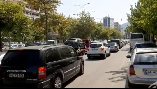 Fluks i madh turistësh, trafiku i rënduar krijon kaos në Vlorë