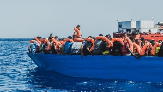 Anijet humanitare shpëtojnë 700 migrantë që tentuan të kalojnë Mesdheun