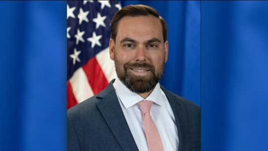Flet edhe shqip, ambasada e SHBA prezanton zv.ambasadorin e ri në Tiranë! Ka punuar shofer autobusi e kuzhinier, Smith: Pres me padurim të zbuloj shtëpinë e re