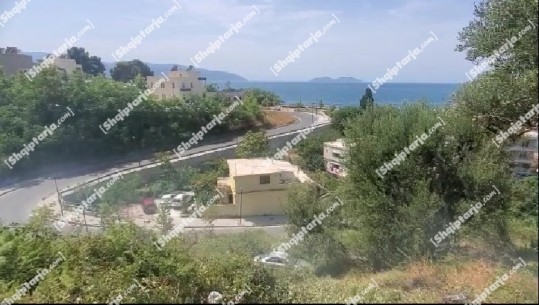 Aksident te Uji i Ftohtë në Vlorë, makina bie në ferra (VIDEO)