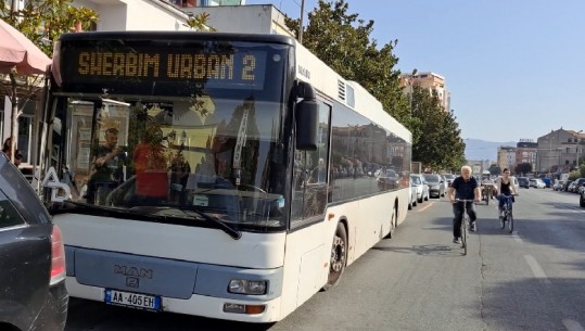 Proteston firma private, Shkodra pa transport urban për 24 orë: Kemi vështirësi financiare, largoni furgonët pa licencë! Bashkia: Zbatoni kontratën