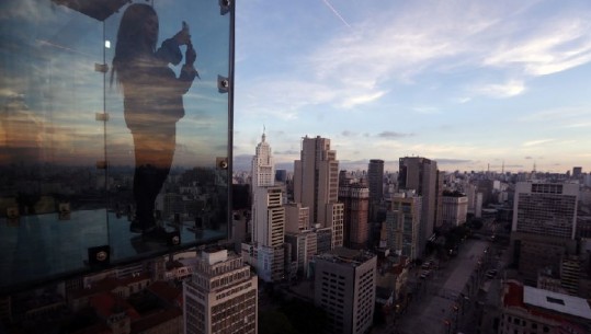  Të mposhtësh frikën në katin e 42-të, ballkoni prej xhami mirëpret turistët në Brazil 