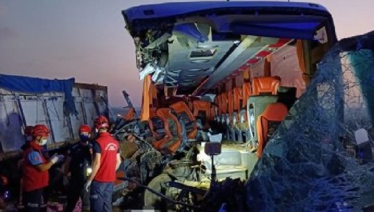 Autobusi përplaset me kamionin, 9 viktima dhe 30 të plagosur në Turqi