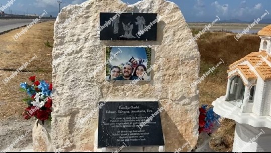 U shuan në aksidentin tragjik në Vlorë, të afërmit ndërtojnë përkujtimore për familjen Gushi! Dy arushë, fotografi dhe fjalë rrëqethëse