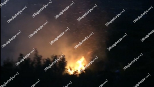 Pamje live nga Dukati, flakët riaktivizohen fuqishëm, zjarrfikësit në terren
