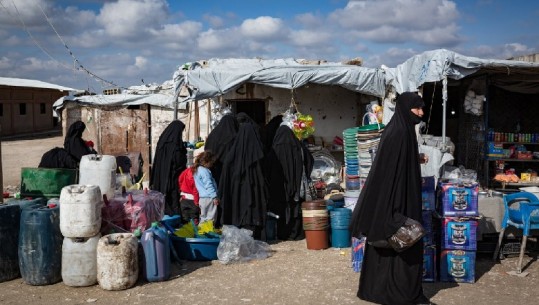 The Guardian: Si gratë po dalin nga kampi i ferrit 'Al Hol'! Martohen përmes telefonit, 'bashkëshorti i ri' paguan 15 mijë $ ushtarët kurd për t'i nxjerrë