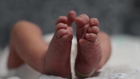 Mrekulli, lindi vetëm 212 gramë dhe pas 13 muajsh trajtim, foshnja lë më në fund spitalin