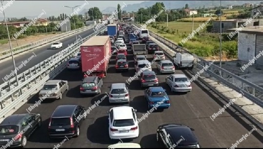 Video/ Të gjithë drejt bregdetit, trafik i rënduar që në orët e para të mëngjesit në akset Lezhë-Milot dhe Vorë-Maminas