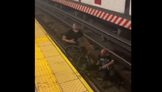 Burri me aftësi të kufizuara bie mbi binarë, shpëtohet për mrekulli nga pasagjerët e tjerë, pak sekonda para ardhjes së trenit