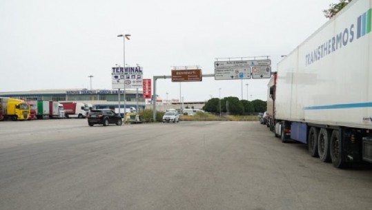 Situatë kaotike në Portin e Brindisit, kamionët drejt Shqipërisë të bllokuar prej disa ditësh! Kompanitë e udhëtimit fitojnë më shuma nga makinat private