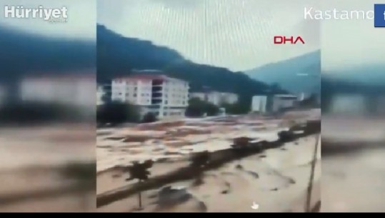 Pas zjarreve, Turqia goditet nga përmbytjet, raportohet për një viktimë dhe disa të plagosur