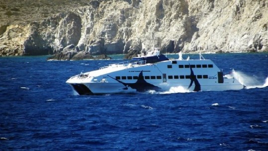 Fundoset jahti në Greqi, shpëtohen mrekullisht 17 personat që ishin në bord, mes tyre 3 fëmijë