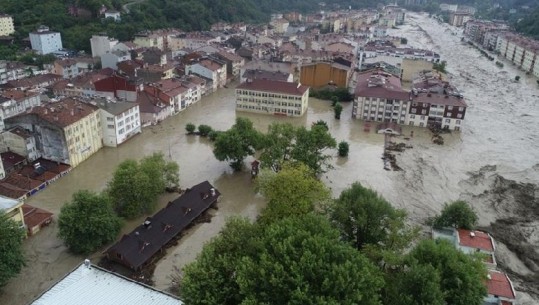 Turqia goditet nga përmbytjet, të paktën 9 viktima dhe 1 i zhdukur në rajonin e Detit të Zi
