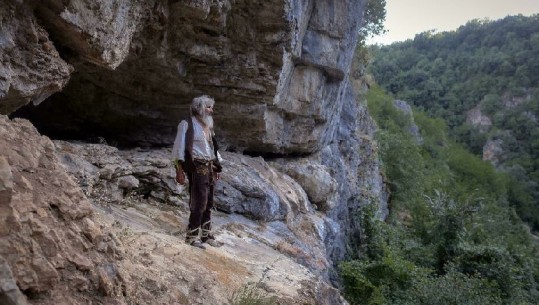Jeton i vetëm në shpellë, vaksinohet kundër COVID serbi: Virusi nuk pyet, mund të vijë edhe këtu tek unë